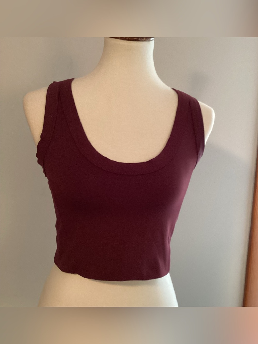 Lou & Grey Sleeveless Scoop Neck Athletic Crop Tank Top,Wine color, stretch, Sm